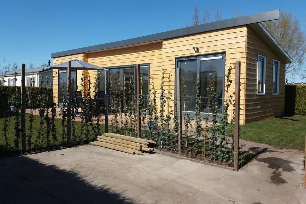 luxe Vakantie bungalow met 3 slaapkamers Dronrijp Bagian luar foto